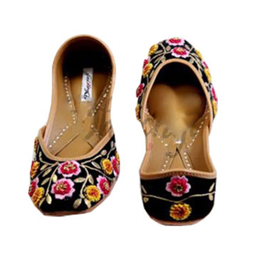 Ladies Embroidery Black Jutti